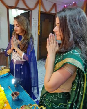 Khushi Mishra Instagram - तेरा मुझसे है पहले का नाता कोई
युही नही दिल लुभाता कोई👭♥️
.
After a whole day of searching for decent pictures, here’s wishing you the happiest returns of the day my Atru! Your pure heart deserves the world and I’m manifesting it for you🥹 I love you in this and all the other lifetimes👼🏻♥️

Ps: Please convince @atisha92 in the comments to not decapitate for the 3rd picture🙂