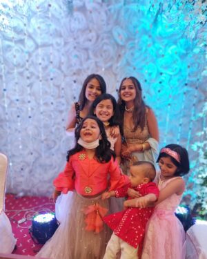 Khushi Mishra Instagram - तेरा मुझसे है पहले का नाता कोई
युही नही दिल लुभाता कोई👭♥️
.
After a whole day of searching for decent pictures, here’s wishing you the happiest returns of the day my Atru! Your pure heart deserves the world and I’m manifesting it for you🥹 I love you in this and all the other lifetimes👼🏻♥️

Ps: Please convince @atisha92 in the comments to not decapitate for the 3rd picture🙂