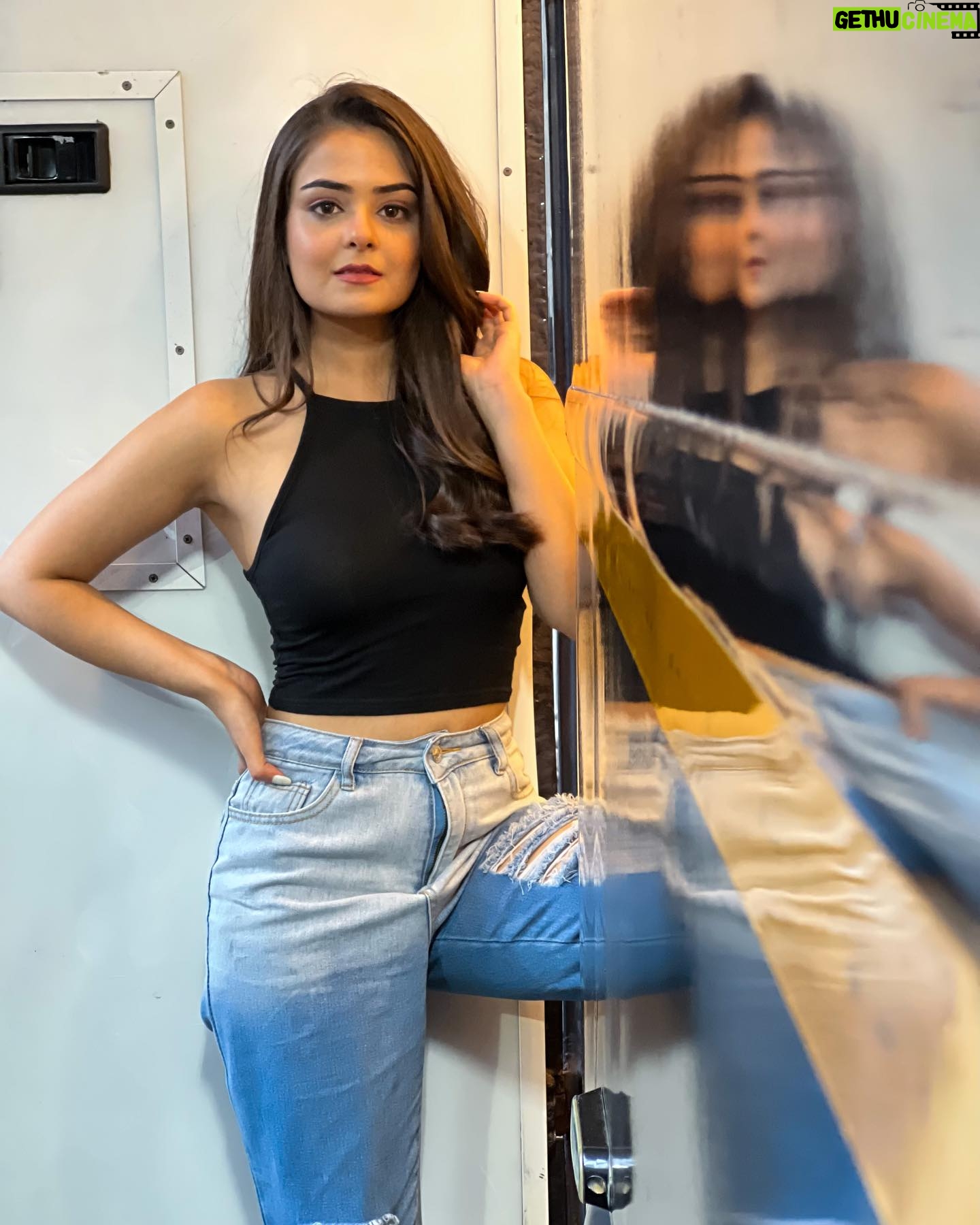 Khushi Mishra - 12.6K Likes - Run away, but we’re running in circles💆🏻♀️
.
.
.
📸: @romanchmehtha