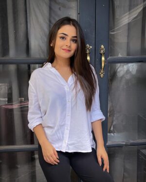 Khushi Mishra Instagram - Smiling is all the posing I can do💆🏻‍♀️
