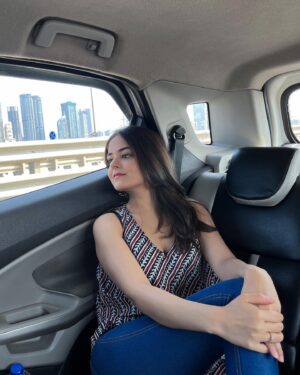 Khushi Mishra Instagram - Kyun zamane ke gham uthate ho,
Aaj ko apne kyun gawate ho?💫