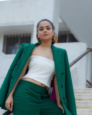 Khushi Mishra Instagram - Guess I never dared to know myself 🫡
.
.
.
📸: @soulfulexposure 
👗: @khyatilakhotia 
💄: @amitpardeshi.makeupartistv1977 
💍: @mettaheirlooms