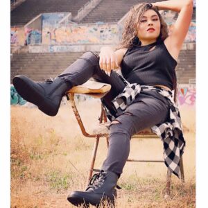 Kiami Davael Instagram - I may be bad .. just know I’m perfectly good at it 
💯😉😮‍💨

📷: My boy @gotdamnsam___ 💯💯 .. hits EVERY DAMN TIME! 🙌🏾

#grundge #stadium #vibing #blackboots #punkrock #blanktank #rippedjeans #abercrombie #blackgirlsrock