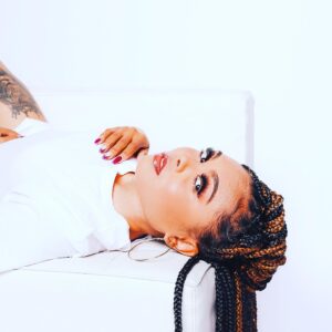 Kiami Davael Instagram - All treat, no tricks! 😉

📷 : my boy @gotdamnsam___ showing OWWTTTT, my G 😍😍💯💯

#Hanes #WhiteTee #Braids #VictoriaSecret