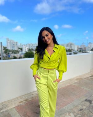 Kiara Liz Instagram - Disfrutando de este hermoso viernes con la gente linda de @enlamananapr @teleonce Puerto Rico 💚 

Hablandoles un poquito de #QuiénEsLaMáscaraUS 🦹🏼‍♀️ Gracias por la invitación y no se pierdan este domingo el secreto mejor guardado de la televisión a las 7/6c, 8pm PR 

Outfit: @_neveroverdressed_ 
Stylist: @claudiamad