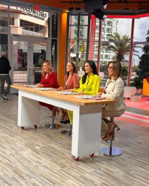 Kiara Liz Instagram - Disfrutando de este hermoso viernes con la gente linda de @enlamananapr @teleonce Puerto Rico 💚 

Hablandoles un poquito de #QuiénEsLaMáscaraUS 🦹🏼‍♀️ Gracias por la invitación y no se pierdan este domingo el secreto mejor guardado de la televisión a las 7/6c, 8pm PR 

Outfit: @_neveroverdressed_ 
Stylist: @claudiamad