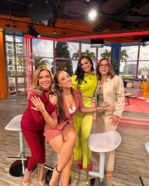 Kiara Liz Instagram - Disfrutando de este hermoso viernes con la gente linda de @enlamananapr @teleonce Puerto Rico 💚 

Hablandoles un poquito de #QuiénEsLaMáscaraUS 🦹🏼‍♀️ Gracias por la invitación y no se pierdan este domingo el secreto mejor guardado de la televisión a las 7/6c, 8pm PR 

Outfit: @_neveroverdressed_ 
Stylist: @claudiamad