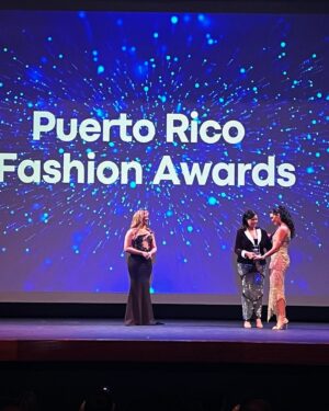Kiara Liz Instagram - Capturas de una noche muy especial ✨ Gracias @puertoricofashionawards por este homenaje y felicidades a todos los nominados y ganadores de las diferentes categorías. Que lindo fue ver tantos colegas y amigos que pertenecen a la industria de la moda y belleza de PR ser reconocidos por su trabajo y esfuerzo 👏🏽

 En especial quiero felicitar a @llanosllanosmarie por crear este espacio para nosotros; las semillas están rindiendo frutos en tu tierra y esta primera edición de @puertoricofashionawards lo comprueba. Gracias por siempre creer ✨🙏🏽

MUA: @clarkivor 
Hairstyle: @omstudiopr @lauraom 
Joyeria: @reinholdjewelers 
Bolso: @beaminaofficial 
Vestido: @luisantoniomoda @luisantoniodesigner