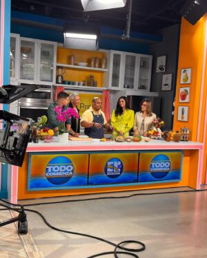 Kiara Liz Instagram - Disfrutando de este hermoso viernes con la gente linda de @enlamananapr @teleonce Puerto Rico 💚 

Hablandoles un poquito de #QuiénEsLaMáscaraUS 🦹🏼‍♀️ Gracias por la invitación y no se pierdan este domingo el secreto mejor guardado de la televisión a las 7/6c, 8pm PR 

Outfit: @_neveroverdressed_ 
Stylist: @claudiamad