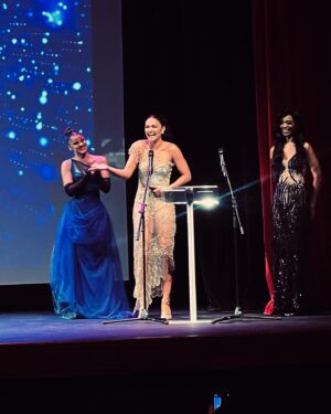 Kiara Liz Instagram - Capturas de una noche muy especial ✨ Gracias @puertoricofashionawards por este homenaje y felicidades a todos los nominados y ganadores de las diferentes categorías. Que lindo fue ver tantos colegas y amigos que pertenecen a la industria de la moda y belleza de PR ser reconocidos por su trabajo y esfuerzo 👏🏽

 En especial quiero felicitar a @llanosllanosmarie por crear este espacio para nosotros; las semillas están rindiendo frutos en tu tierra y esta primera edición de @puertoricofashionawards lo comprueba. Gracias por siempre creer ✨🙏🏽

MUA: @clarkivor 
Hairstyle: @omstudiopr @lauraom 
Joyeria: @reinholdjewelers 
Bolso: @beaminaofficial 
Vestido: @luisantoniomoda @luisantoniodesigner