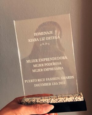 Kiara Liz Instagram - Capturas de una noche muy especial ✨ Gracias @puertoricofashionawards por este homenaje y felicidades a todos los nominados y ganadores de las diferentes categorías. Que lindo fue ver tantos colegas y amigos que pertenecen a la industria de la moda y belleza de PR ser reconocidos por su trabajo y esfuerzo 👏🏽

 En especial quiero felicitar a @llanosllanosmarie por crear este espacio para nosotros; las semillas están rindiendo frutos en tu tierra y esta primera edición de @puertoricofashionawards lo comprueba. Gracias por siempre creer ✨🙏🏽

MUA: @clarkivor 
Hairstyle: @omstudiopr @lauraom 
Joyeria: @reinholdjewelers 
Bolso: @beaminaofficial 
Vestido: @luisantoniomoda @luisantoniodesigner