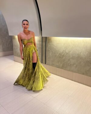 Kiara Liz Instagram - Mentalmente sigo en la fiesta 🥂🍾💃🏽
Mi fav es la #6 💚

Look para el décimo aniversario del @voceropr 

Dress: @luisantoniomoda 
Stylist: @edaguilar27