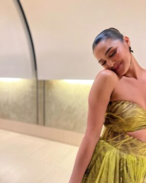Kiara Liz Instagram - Mentalmente sigo en la fiesta 🥂🍾💃🏽
Mi fav es la #6 💚

Look para el décimo aniversario del @voceropr 

Dress: @luisantoniomoda 
Stylist: @edaguilar27