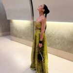 Kiara Liz Instagram - Mentalmente sigo en la fiesta 🥂🍾💃🏽 Mi fav es la #6 💚 Look para el décimo aniversario del @voceropr Dress: @luisantoniomoda Stylist: @edaguilar27