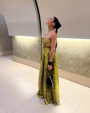 Kiara Liz Instagram - Mentalmente sigo en la fiesta 🥂🍾💃🏽
Mi fav es la #6 💚

Look para el décimo aniversario del @voceropr 

Dress: @luisantoniomoda 
Stylist: @edaguilar27