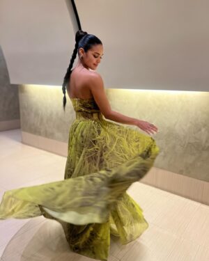 Kiara Liz Instagram - Mentalmente sigo en la fiesta 🥂🍾💃🏽
Mi fav es la #6 💚

Look para el décimo aniversario del @voceropr 

Dress: @luisantoniomoda 
Stylist: @edaguilar27