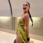 Kiara Liz Instagram - Mentalmente sigo en la fiesta 🥂🍾💃🏽 Mi fav es la #6 💚 Look para el décimo aniversario del @voceropr Dress: @luisantoniomoda Stylist: @edaguilar27