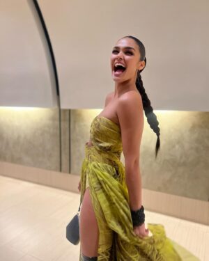 Kiara Liz Instagram - Mentalmente sigo en la fiesta 🥂🍾💃🏽
Mi fav es la #6 💚

Look para el décimo aniversario del @voceropr 

Dress: @luisantoniomoda 
Stylist: @edaguilar27