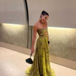 Kiara Liz Instagram - Mentalmente sigo en la fiesta 🥂🍾💃🏽 Mi fav es la #6 💚 Look para el décimo aniversario del @voceropr Dress: @luisantoniomoda Stylist: @edaguilar27