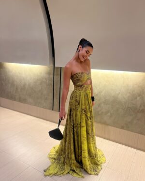Kiara Liz Instagram - Mentalmente sigo en la fiesta 🥂🍾💃🏽
Mi fav es la #6 💚

Look para el décimo aniversario del @voceropr 

Dress: @luisantoniomoda 
Stylist: @edaguilar27