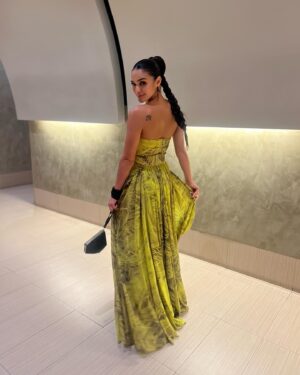 Kiara Liz Instagram - Mentalmente sigo en la fiesta 🥂🍾💃🏽
Mi fav es la #6 💚

Look para el décimo aniversario del @voceropr 

Dress: @luisantoniomoda 
Stylist: @edaguilar27