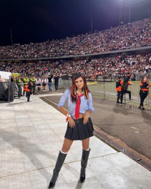 Kiara Liz Instagram - Ver a RBD con tu mejor amiga vestidas iguales, ser xtra luciendo las extensiones de Roberta de la primera temporada, llorar cantando Sálvame por que eres el verdadero drama, brincar toda la noche con las botas de tacón por que no se podía sacrificar el outfit y dsps aguantar el dolor de pies por que ya no tenemos 15 años… Todo fue épico 💥 #SiempreRoberta #NuncaMía 

Las últimas dos fotos fue hace unos cuantos añitos cuando vinieron al Choli… No judging please 😆