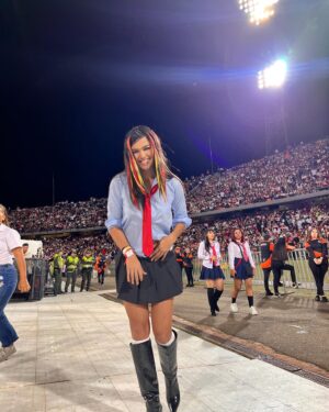 Kiara Liz Instagram - Ver a RBD con tu mejor amiga vestidas iguales, ser xtra luciendo las extensiones de Roberta de la primera temporada, llorar cantando Sálvame por que eres el verdadero drama, brincar toda la noche con las botas de tacón por que no se podía sacrificar el outfit y dsps aguantar el dolor de pies por que ya no tenemos 15 años… Todo fue épico 💥 #SiempreRoberta #NuncaMía 

Las últimas dos fotos fue hace unos cuantos añitos cuando vinieron al Choli… No judging please 😆