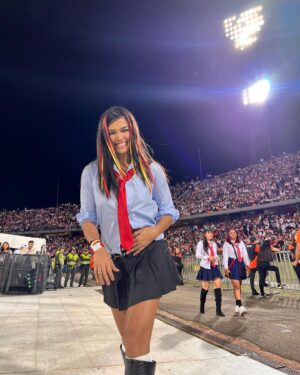 Kiara Liz Instagram - Ver a RBD con tu mejor amiga vestidas iguales, ser xtra luciendo las extensiones de Roberta de la primera temporada, llorar cantando Sálvame por que eres el verdadero drama, brincar toda la noche con las botas de tacón por que no se podía sacrificar el outfit y dsps aguantar el dolor de pies por que ya no tenemos 15 años… Todo fue épico 💥 #SiempreRoberta #NuncaMía 

Las últimas dos fotos fue hace unos cuantos añitos cuando vinieron al Choli… No judging please 😆