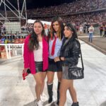 Kiara Liz Instagram - Ver a RBD con tu mejor amiga vestidas iguales, ser xtra luciendo las extensiones de Roberta de la primera temporada, llorar cantando Sálvame por que eres el verdadero drama, brincar toda la noche con las botas de tacón por que no se podía sacrificar el outfit y dsps aguantar el dolor de pies por que ya no tenemos 15 años… Todo fue épico 💥 #SiempreRoberta #NuncaMía Las últimas dos fotos fue hace unos cuantos añitos cuando vinieron al Choli… No judging please 😆