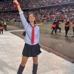 Kiara Liz Instagram - Ver a RBD con tu mejor amiga vestidas iguales, ser xtra luciendo las extensiones de Roberta de la primera temporada, llorar cantando Sálvame por que eres el verdadero drama, brincar toda la noche con las botas de tacón por que no se podía sacrificar el outfit y dsps aguantar el dolor de pies por que ya no tenemos 15 años… Todo fue épico 💥 #SiempreRoberta #NuncaMía Las últimas dos fotos fue hace unos cuantos añitos cuando vinieron al Choli… No judging please 😆