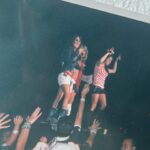 Kiara Liz Instagram - Ver a RBD con tu mejor amiga vestidas iguales, ser xtra luciendo las extensiones de Roberta de la primera temporada, llorar cantando Sálvame por que eres el verdadero drama, brincar toda la noche con las botas de tacón por que no se podía sacrificar el outfit y dsps aguantar el dolor de pies por que ya no tenemos 15 años… Todo fue épico 💥 #SiempreRoberta #NuncaMía Las últimas dos fotos fue hace unos cuantos añitos cuando vinieron al Choli… No judging please 😆