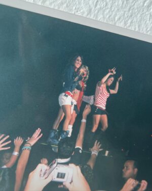 Kiara Liz Instagram - Ver a RBD con tu mejor amiga vestidas iguales, ser xtra luciendo las extensiones de Roberta de la primera temporada, llorar cantando Sálvame por que eres el verdadero drama, brincar toda la noche con las botas de tacón por que no se podía sacrificar el outfit y dsps aguantar el dolor de pies por que ya no tenemos 15 años… Todo fue épico 💥 #SiempreRoberta #NuncaMía 

Las últimas dos fotos fue hace unos cuantos añitos cuando vinieron al Choli… No judging please 😆