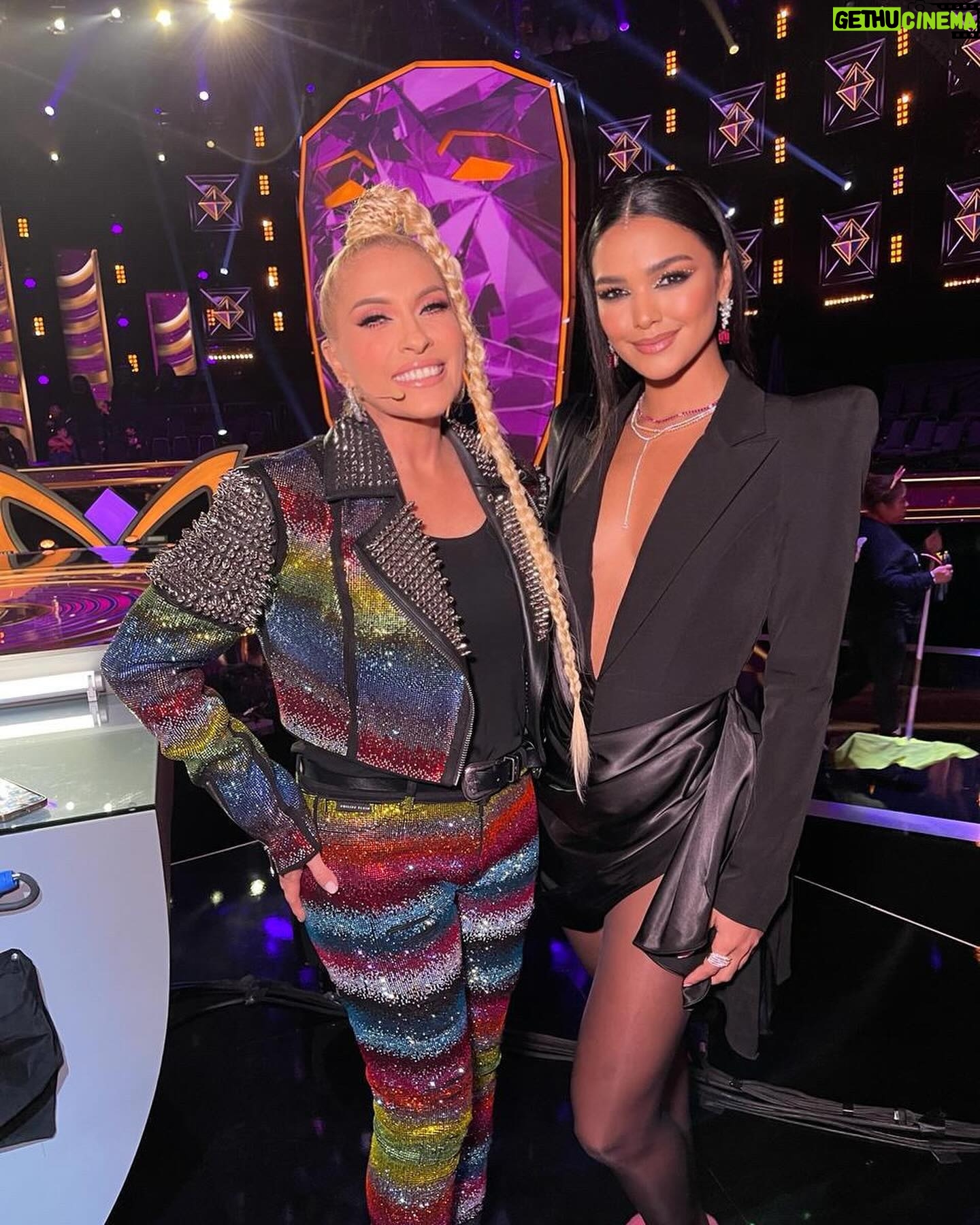 Kiara Liz Instagram - Legs for days ❤️🔥 Es inevitable estar sobre el escenario y no hacer la pasarela de Miss 😅 “Lo que bien se aprende no se olvida” Aquí unas fotitos de la noche de ayer con estos grandes @oficialyuri @juanpazurita @emmanueloficial Stylist: @enricobompani MUA: @rox_de_cervantes HS: @bremoor Vestido: @bompanioficial Joyeria: @mythojewelry #QuienEsLaMascaraUS @univision
