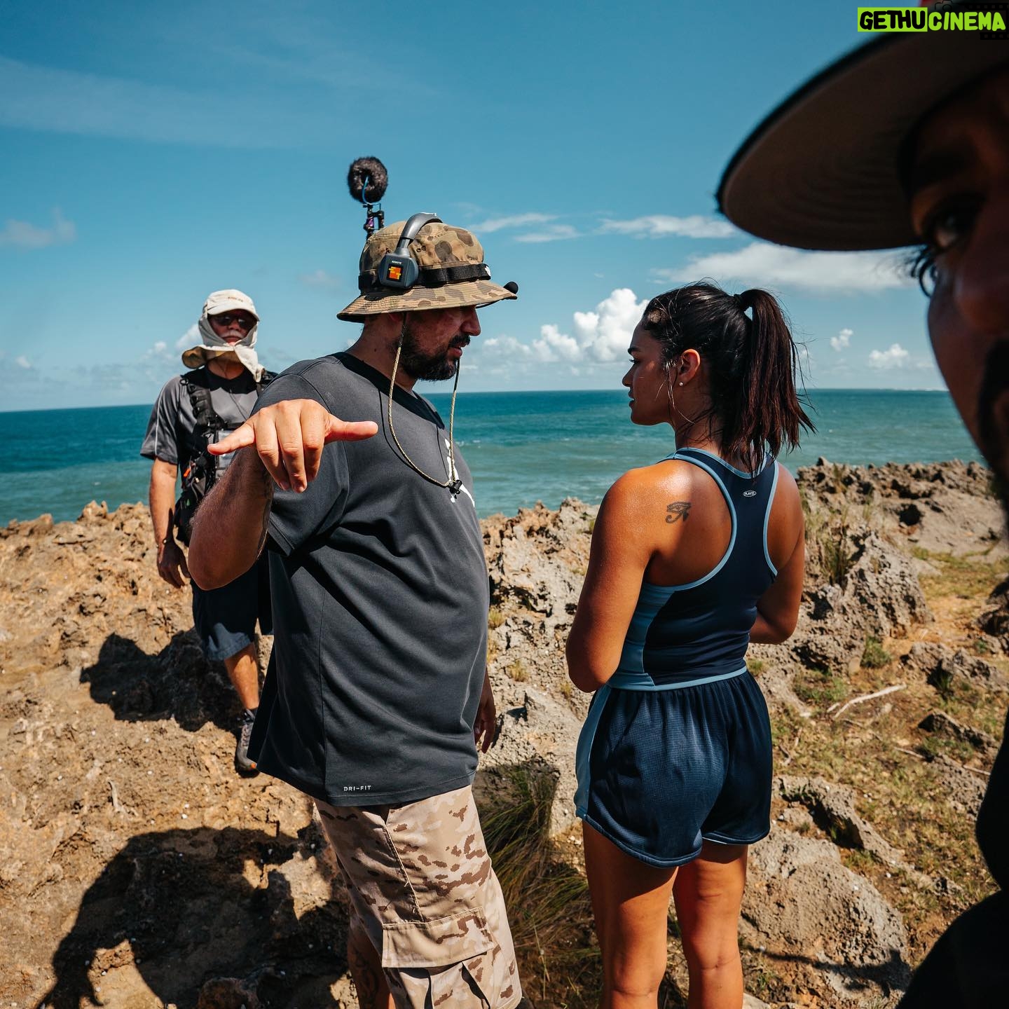 Kiara Liz Instagram - No puedo dejar que termine el año sin compartirles este gran logro. En noviembre gracias a mi amiga @essinedaponte y al director @diregonzalez llegó a mí la oportunidad de ser parte de un cortometraje con la gente maravillosa de @nidofilms y @intercosmicstudio . España y PR trabajando de la mano para crear algo en su momento desconocido. Un corto que no sabíamos de que se iba a tratar o que personajes íbamos a interpretar todo esto parte del reto “The 48 hour film project” de @puertoricofilmfest . Vivimos un fin de semana intenso, viernes 6:30pm llegó el tan esperado mensaje con el tema, desde ese momento empezó la competencia. De ahí en adelante a ventilar ideas, crear guion, pensar en locaciones, sábado por el día grabar y durante la noche y la mañana del domingo editar para así poder entregar el producto final en la tarde. Tuve el placer de actuar de la mano de dos grandes de 🇪🇸 @roberdragos y @anagarberi que mucho aprendí de ustedes. Que experiencia tan única y enriquecedora!! Ya yo había ganado demasiado pero estás premiaciones son el ‘Cherry on top’. Gracias por la oportunidad y gracias a todos los que formaron parte de esta producción. Mi admiración para todos, son un equipazoooo!!! Ya quiero que se repita 🤩🤩🤩