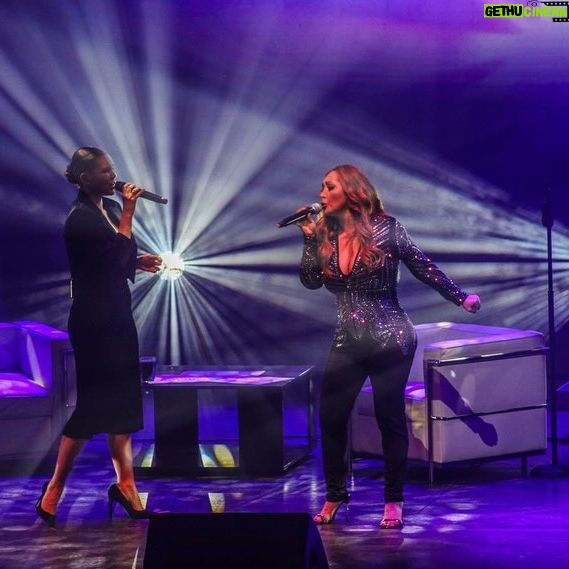Kika Edgar Instagram - “Cosas del Amor Tour” llegó a TOLUCA con LLENO TOTAL 🤩🙏🏻❤️ ! Que extraordinaria noche pasamos! Intensos, entregados y rasgando el corazón! Así nos sentimos tod@s juntos! Gracias bello público! Nos hicieron vibrar! 🥰😘 Siguiente parada: 📍CDMX 🗓️ 30 y 31 Mayo 🎼 @lunariomx 🎟️ @eticketmx 📸: @valezukaa