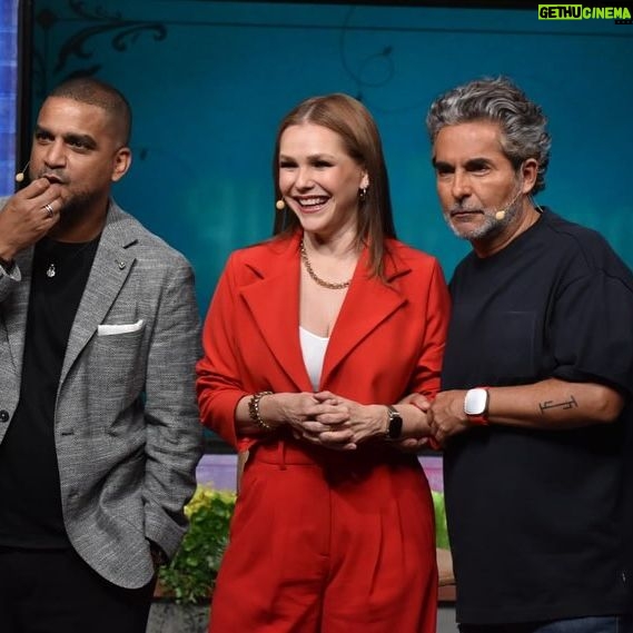 Kika Edgar Instagram - Que bello y divertido programa con amigos que adoro tanto! Que va!… los amo! ❤️❤️ Gracias! @miembrosalairetv