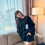 Kiki Lin Instagram – 早啊🌞
韓國忙的很開心的日子要結束了

#提醒今天是連線最後一天唷
套裝 @ohhnii.ohhnii