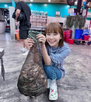 Kiki Lin Instagram - 這次好好玩呀
釣了10斤223隻
我們好棒！！

我算是從小在釣蝦場長大的
爸爸以前很愛釣
阿姨還開過釣蝦場
童年有很大一段的記憶都在各種釣蝦場度過🤣