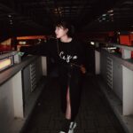 Kiki Lin Instagram - 這就是一系列準備去吃宵夜的路上 走在日本空橋照🤣