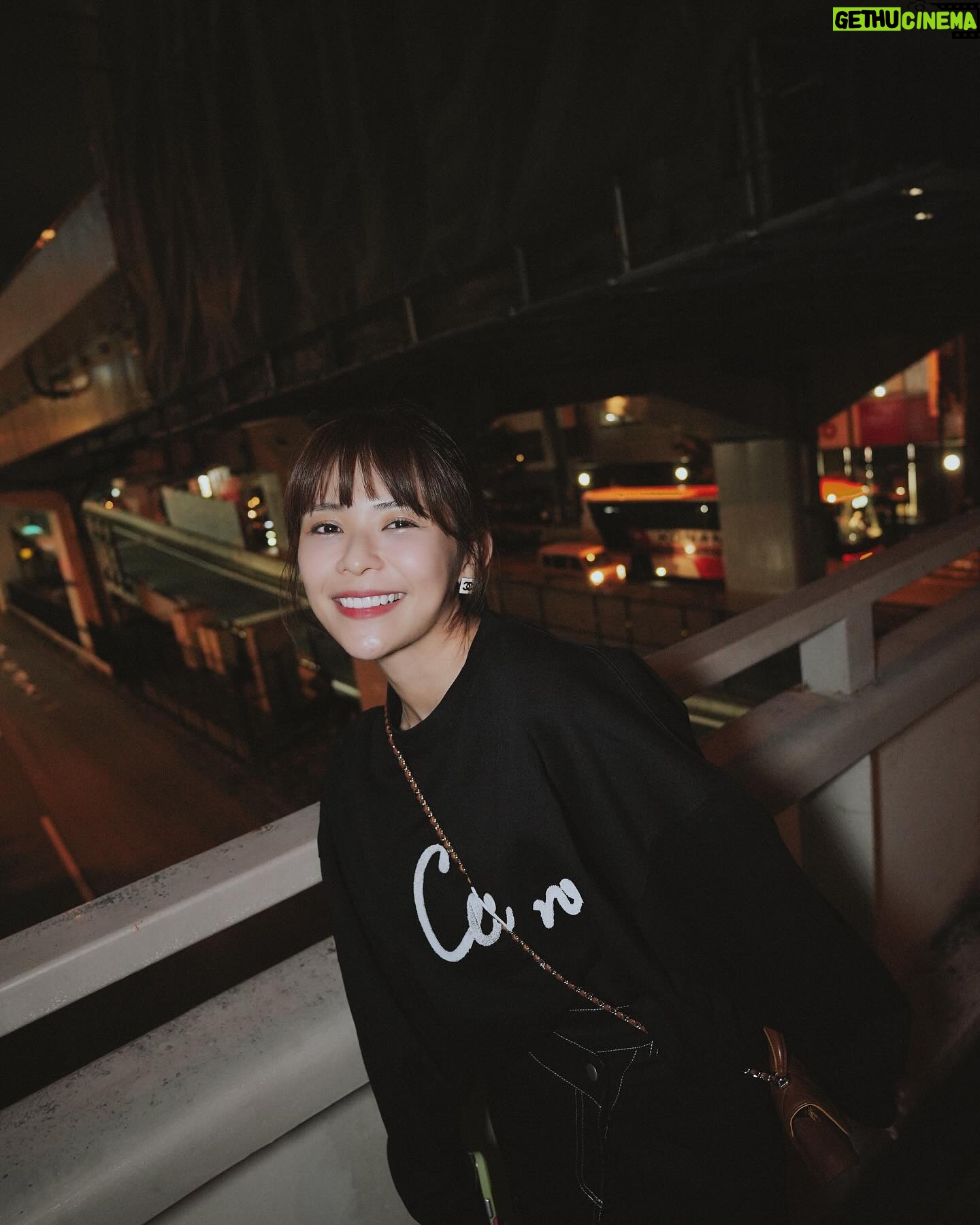 Kiki Lin Instagram - 這就是一系列準備去吃宵夜的路上 走在日本空橋照🤣