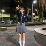 Kiki Lin Instagram - 朋友的生日主題是學院風 熱愛百褶裙的我 拍著拍著覺得坐在溜滑梯樓梯的恥度偏高還是會笑場😂 毛衣 @cosstores 群 @ingnistore 鞋 @miumiu
