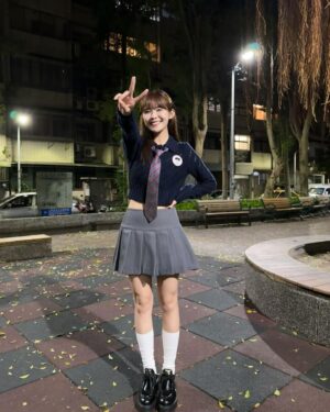 Kiki Lin Instagram - 朋友的生日主題是學院風
熱愛百褶裙的我
拍著拍著覺得坐在溜滑梯樓梯的恥度偏高還是會笑場😂

毛衣 @cosstores 
群 @ingnistore 
鞋 @miumiu