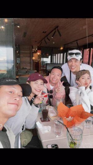 Kiki Lin Instagram - 前一晚吃飯時
聊著聊著突然一聲「走啊明天騎車去淡水」
於是我們又從台北騎YouBike到淡水了🤣
雖然小白痴 @simba.1220 昨晚面有難色
嘴上還要掛著‘’蛤我不行‘
但大家還是一起完成了！！！！
好開心好可愛腿好軟的一天🚴🏻‍♀️🚴🏻‍♂️🚴🚴🏻‍♀️🚴🏻‍♂️