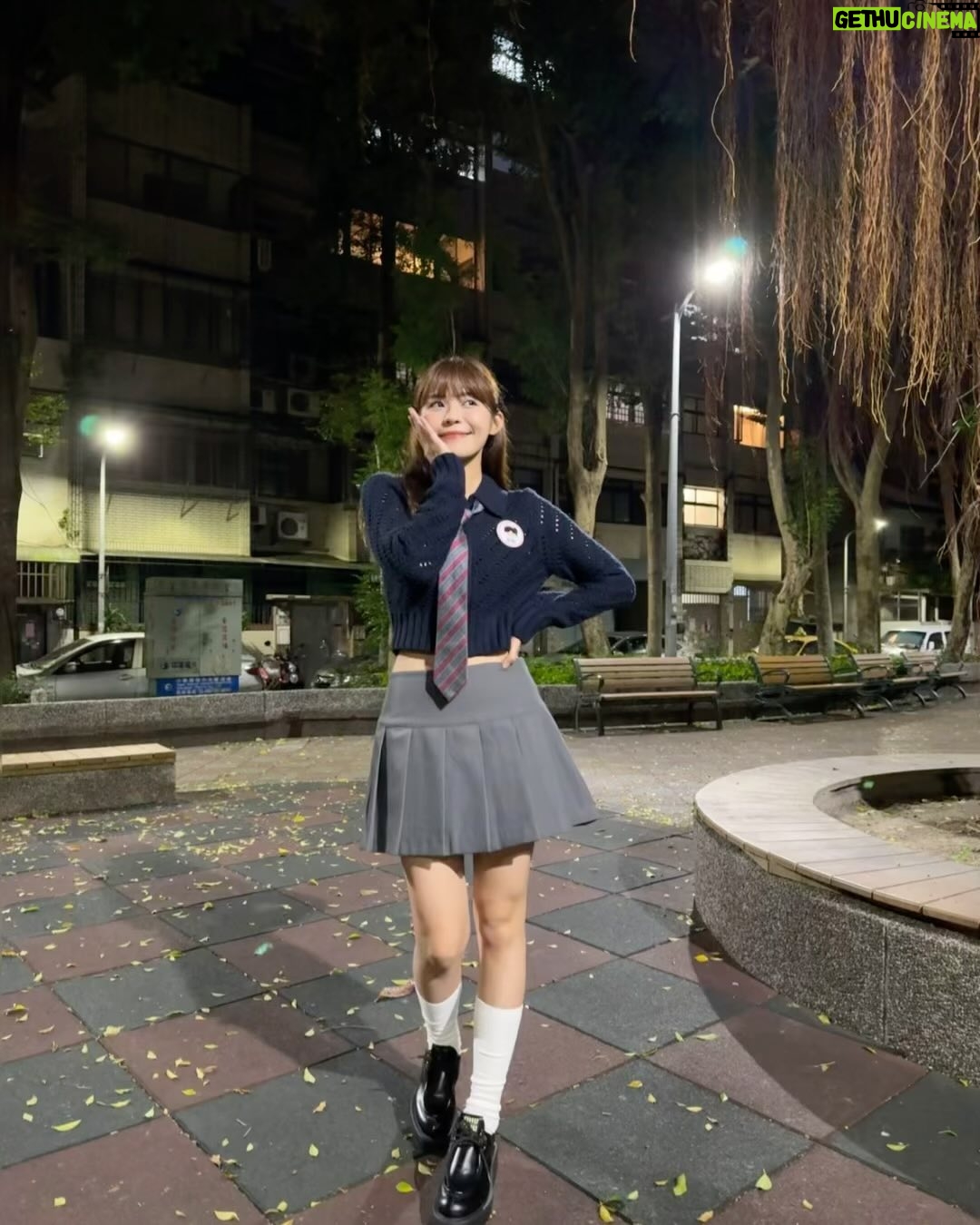Kiki Lin - 16.9K Likes - 朋友的生日主題是學院風
熱愛百褶裙的我
拍著拍著覺得坐在溜滑梯樓梯的恥度偏高還是會笑場😂
毛衣 @cosstores
群 @ingnistore
鞋 @miumiu
