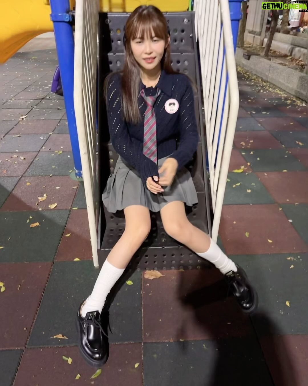 Kiki Lin - 16.9K Likes - 朋友的生日主題是學院風
熱愛百褶裙的我
拍著拍著覺得坐在溜滑梯樓梯的恥度偏高還是會笑場😂
毛衣 @cosstores
群 @ingnistore
鞋 @miumiu