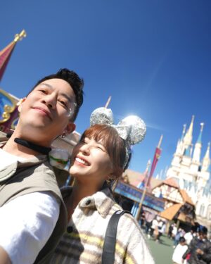 Kiki Lin Instagram - 上一次去Disney大概是10年前了吧
這次來很剛好的是聖誕節活動的第一天
也是東京Disney的40週年
人真的多到我傻掉😂
不過感動不減
走進園區的那一刻我說了一句「我好想哭喔」
看見40週年聖誕樹想哭
玩遊樂設施也想哭
看了三場遊行三場都想哭
最後的煙火我一樣又濕了眼匡
這是迪士尼的魔力
我想我無論幾歲都會這麼喜歡這裡🫧🏰💖
-
這趟Disney還好有我妹
妳最棒了🥰

-
Disney照片實在太多了
所以還有下一篇🤣

#Disney40
