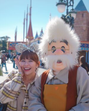 Kiki Lin Instagram - 上一次去Disney大概是10年前了吧
這次來很剛好的是聖誕節活動的第一天
也是東京Disney的40週年
人真的多到我傻掉😂
不過感動不減
走進園區的那一刻我說了一句「我好想哭喔」
看見40週年聖誕樹想哭
玩遊樂設施也想哭
看了三場遊行三場都想哭
最後的煙火我一樣又濕了眼匡
這是迪士尼的魔力
我想我無論幾歲都會這麼喜歡這裡🫧🏰💖
-
這趟Disney還好有我妹
妳最棒了🥰

-
Disney照片實在太多了
所以還有下一篇🤣

#Disney40