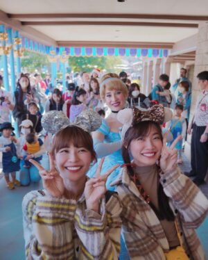 Kiki Lin Instagram - 上一次去Disney大概是10年前了吧
這次來很剛好的是聖誕節活動的第一天
也是東京Disney的40週年
人真的多到我傻掉😂
不過感動不減
走進園區的那一刻我說了一句「我好想哭喔」
看見40週年聖誕樹想哭
玩遊樂設施也想哭
看了三場遊行三場都想哭
最後的煙火我一樣又濕了眼匡
這是迪士尼的魔力
我想我無論幾歲都會這麼喜歡這裡🫧🏰💖
-
這趟Disney還好有我妹
妳最棒了🥰

-
Disney照片實在太多了
所以還有下一篇🤣

#Disney40
