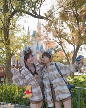 Kiki Lin Instagram - 上一次去Disney大概是10年前了吧
這次來很剛好的是聖誕節活動的第一天
也是東京Disney的40週年
人真的多到我傻掉😂
不過感動不減
走進園區的那一刻我說了一句「我好想哭喔」
看見40週年聖誕樹想哭
玩遊樂設施也想哭
看了三場遊行三場都想哭
最後的煙火我一樣又濕了眼匡
這是迪士尼的魔力
我想我無論幾歲都會這麼喜歡這裡🫧🏰💖
-
這趟Disney還好有我妹
妳最棒了🥰

-
Disney照片實在太多了
所以還有下一篇🤣

#Disney40