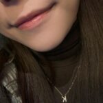 Kiki Lin Instagram - 👄 調整唇色這件事情大概拉了有兩年的時長吧？ 不要嚇到，那是因為我要長時間拍戲才不能密集處理😂 這大概是我為了調整自己花最長時間的一次 知道我有多喜歡這個項目&多不喜歡原來的唇色了吧 我原來的唇色很深 導致我上唇膏的顏色都跟原來我想像的不一樣 唇色很深的人肯定很懂我在說什麼 不能擦薄薄美麗的果凍色真的很傷心 真的非常謝謝 @ooo_olly 幫我把唇色調整的這麼好 覺得遇到救星🥹🥹🥹 現在如圖如影片 我只有擦上很薄的淡粉色唇蜜！！ 以前擦這種色簡直災難 甚至現在吃了東西唇膏掉了我也不會慌張✌🏻 跟大家說一下 我做得是調整唇色不是把他變成紅紅的唷！ 有些人可能是太淡就可以去上一點顏色（超美） 但如果像我一樣有太深的困擾的人相信我這真的很讚 只是調整唇色的部分需要一點時間跟耐心 是需要慢慢來的 相信我絕對值得！！！！！ 👄找美麗又專業的 @ooo_olly 🤍